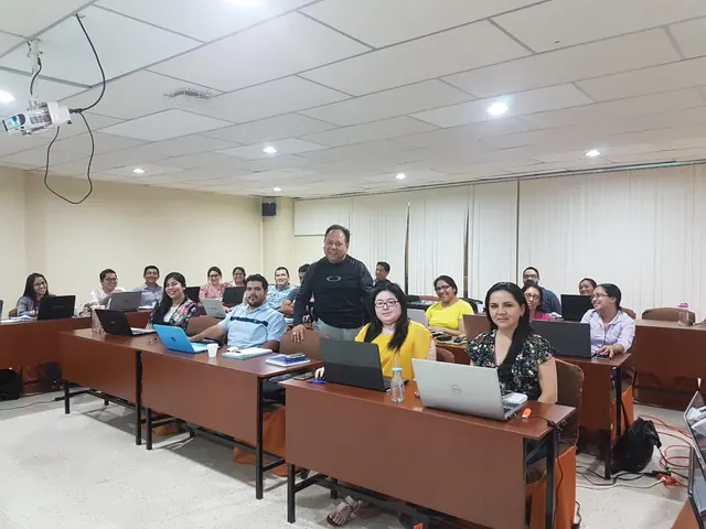 Participantes de una capacitación en un aula