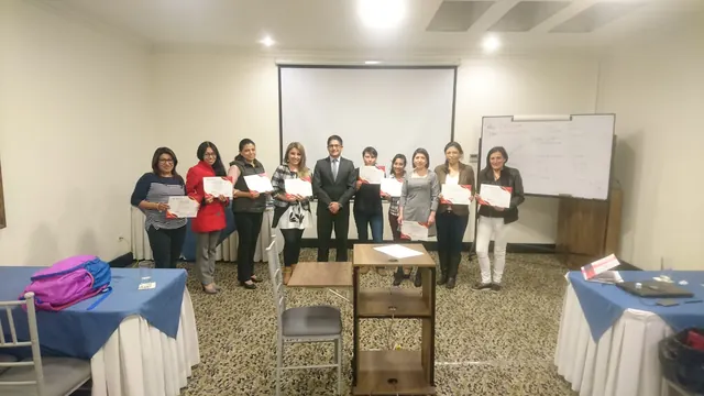 Grupo de participantes con sus certificados