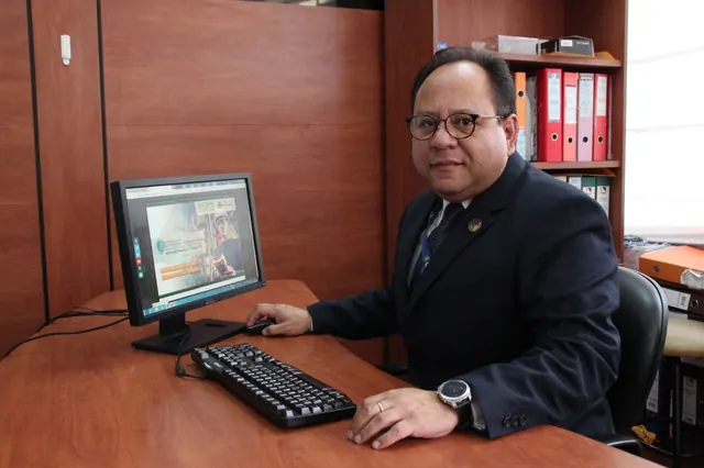 Capacitador frente a la computadora en una sesión virtual