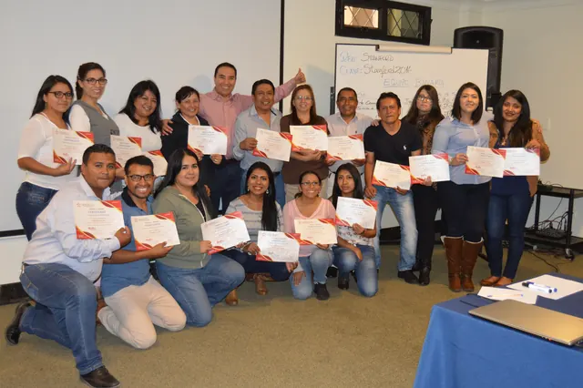 Participantes con sus certificados