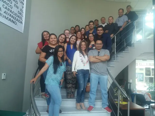 Grupo de participantes en las escaleras del centro de capacitación
