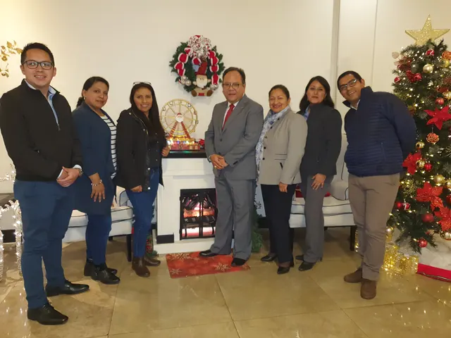 Equipo de Sinergia en una celebración navideña