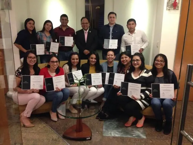 Participantes con sus certificados