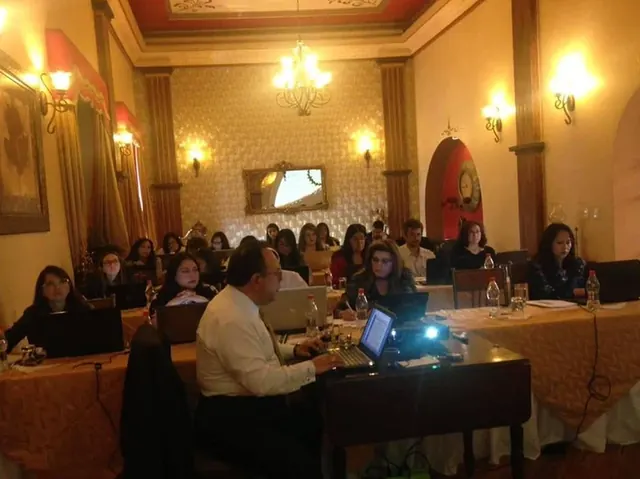Taller con participantes en un salón de eventos