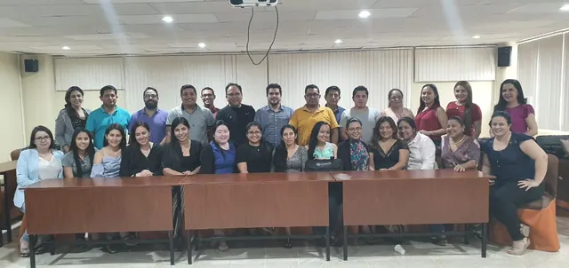 Grupo de participantes en una sala de reuniones