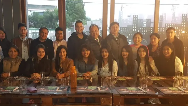 Participantes en un almuerzo de clausura