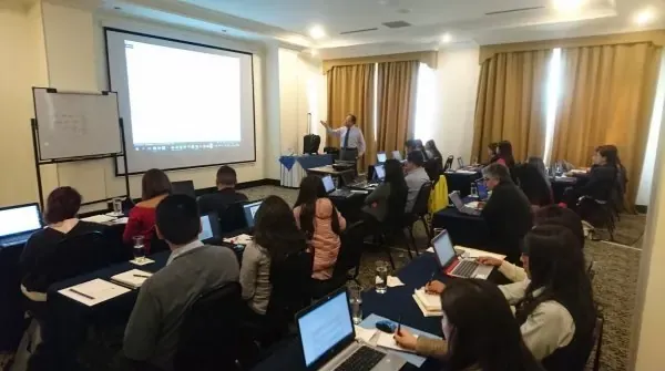 Participantes trabajando en sus computadoras