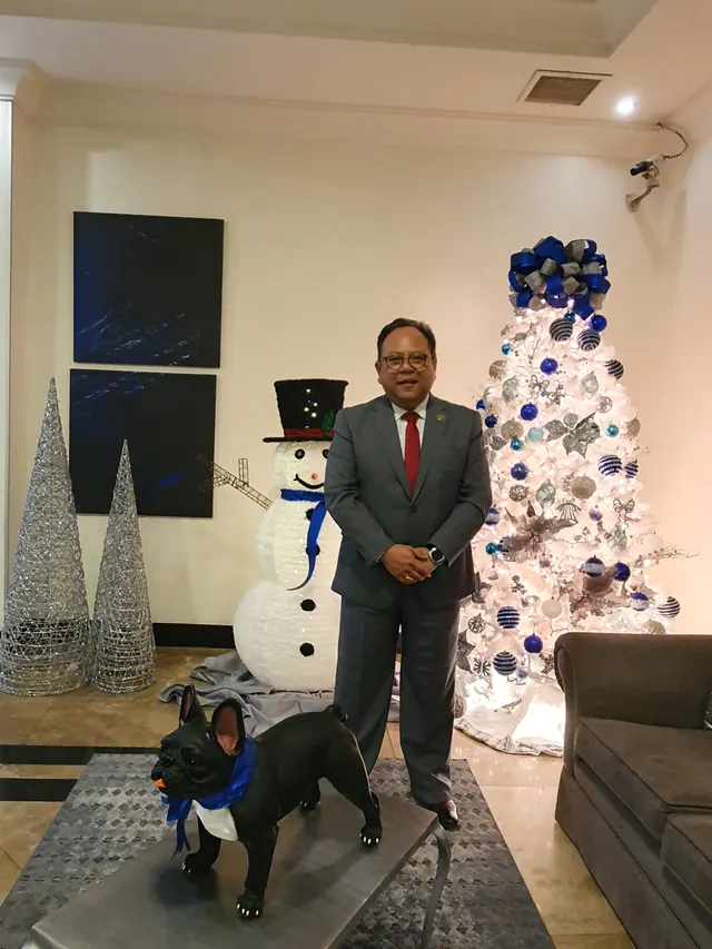 Capacitador en un evento navideño