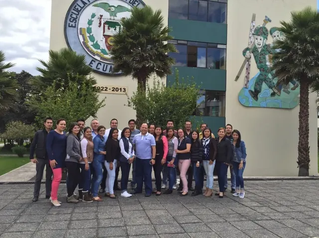 Grupo de participantes en la entrada de una universidad