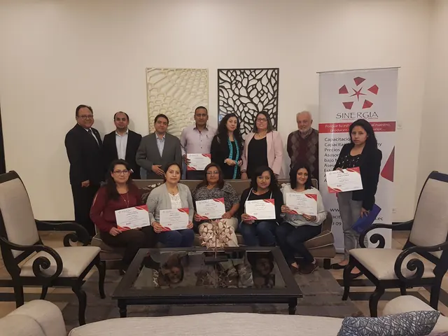 Participantes con sus certificados en un salón