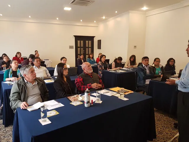 Participantes de un taller en una sala de reuniones