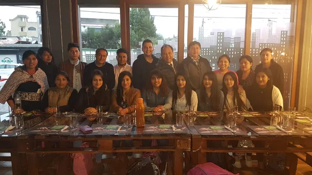 Participantes en una cena de clausura
