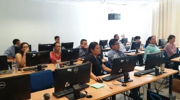 Participantes en una sala de cómputo