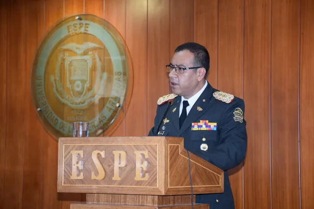 Autoridad en el podio de la ESPE